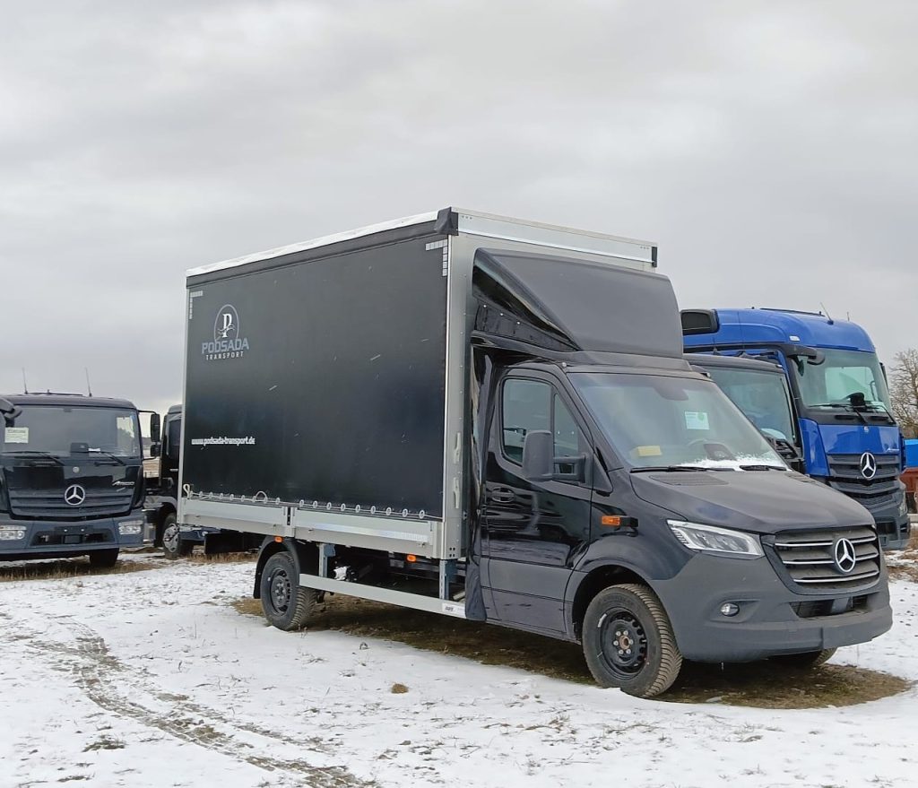 Kierowca Podsada Transport dba o bezpieczny transport ładunku – Hamburg, Niemcy